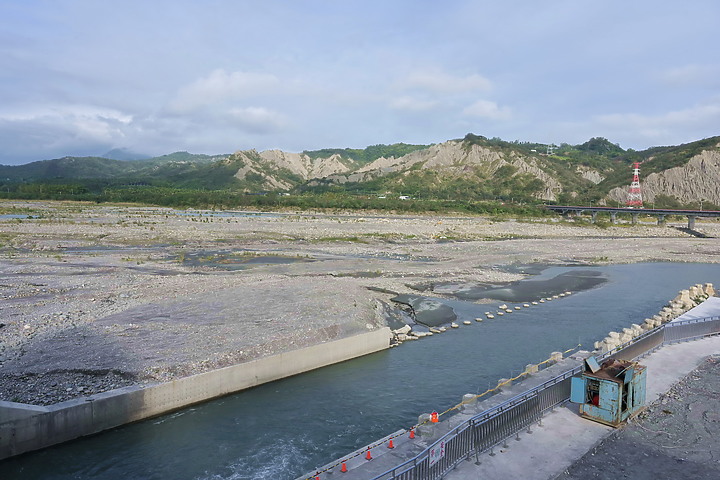 到台東拍到遊隼垂直俯衝，欣賞小黃山、卑南溪、富源觀景台、卑南溪水利公園、頂岩灣四格山和美濃冰品。