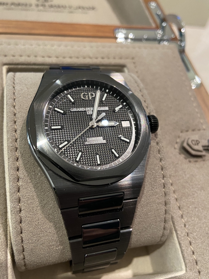 GIRARD-PERREGAUX Laureato 42mm Ceramic開箱我