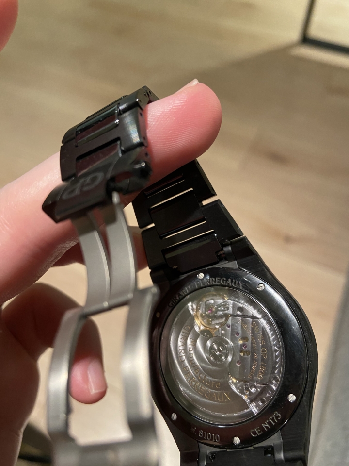 GIRARD-PERREGAUX Laureato 42mm Ceramic開箱我