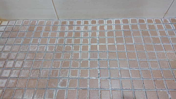 浴室地板瓷磚卡很厚的水垢怎麽處理？