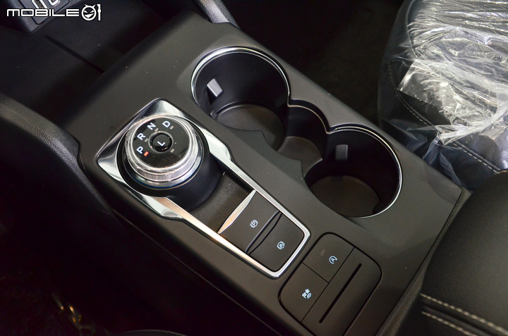 【實車賞析】Ford Kuga EcoBoost 180 雅緻型展間開箱,接單生產的入門選項