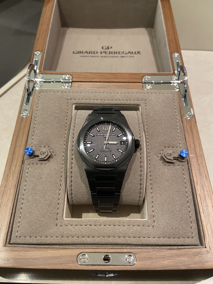 GIRARD-PERREGAUX Laureato 42mm Ceramic開箱我