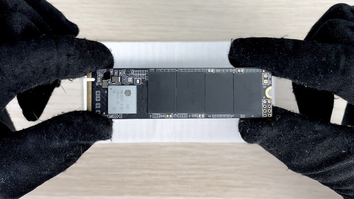 開箱 NODA Turbine 內建風扇的 SSD 外接盒