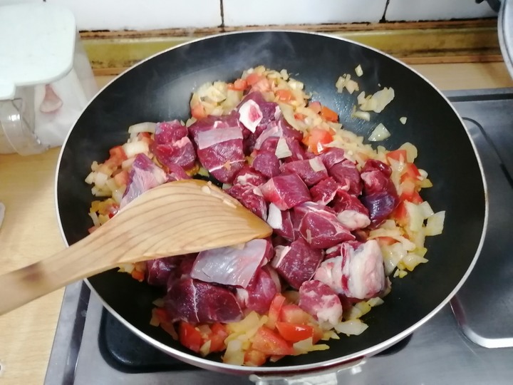 善用鍋底製作濃韻的川味牛肉麵