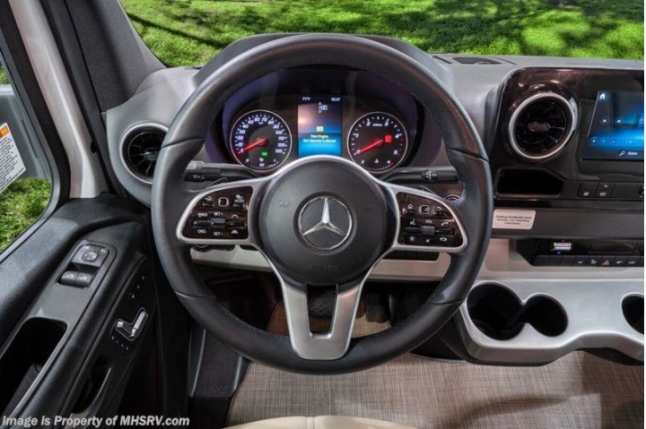 很貴很豪華的賓士Class C 自走式露營車，大家來看看，讓我知道你認為這台值不值得這個價位吧