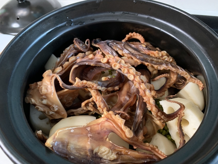 天氣變冷了，章魚蓮藕湯補一下身體🦑