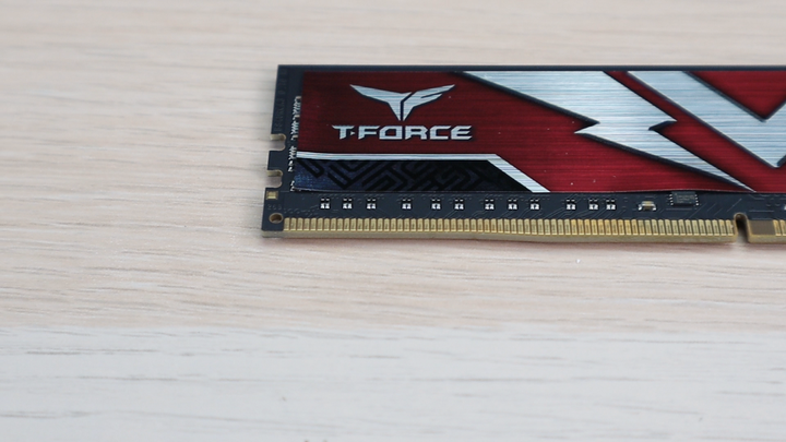 點我看大圖 宙斯的秘密武器 — 十銓 T-FORCE ZEUS DDR4-3200 桌上型記憶體