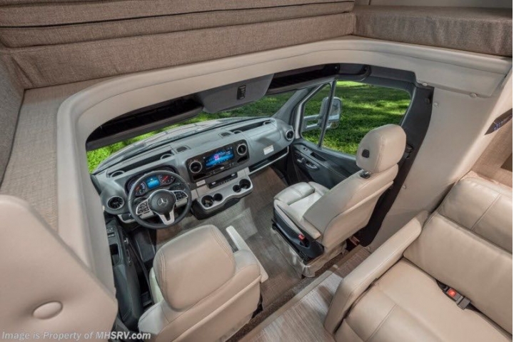 很貴很豪華的賓士Class C 自走式露營車，大家來看看，讓我知道你認為這台值不值得這個價位吧