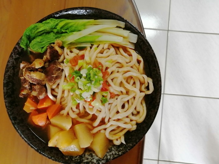 善用鍋底製作濃韻的川味牛肉麵