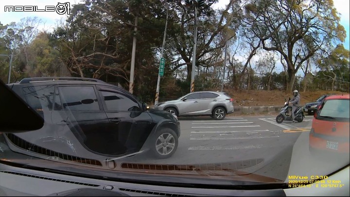 原來真的有人不知道多車道右轉要切到外車道?????