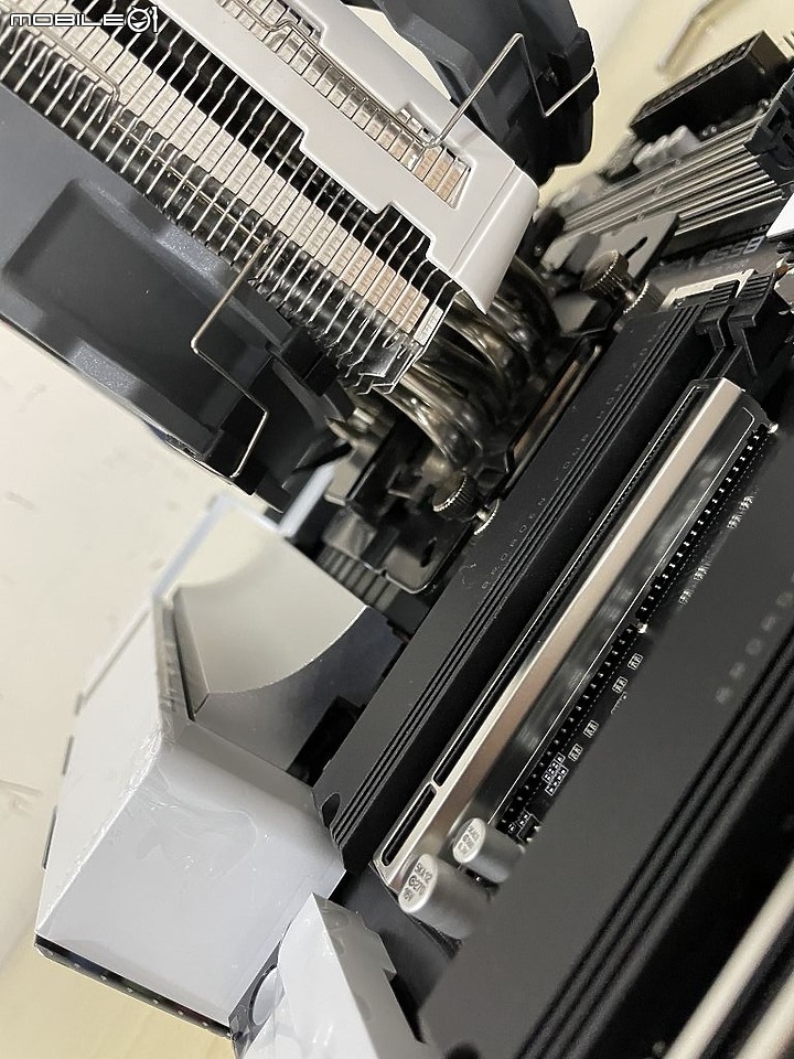 點我看大圖 單手專利快扣 CRYORIG 快睿 R5 單塔雙風扇安裝開箱