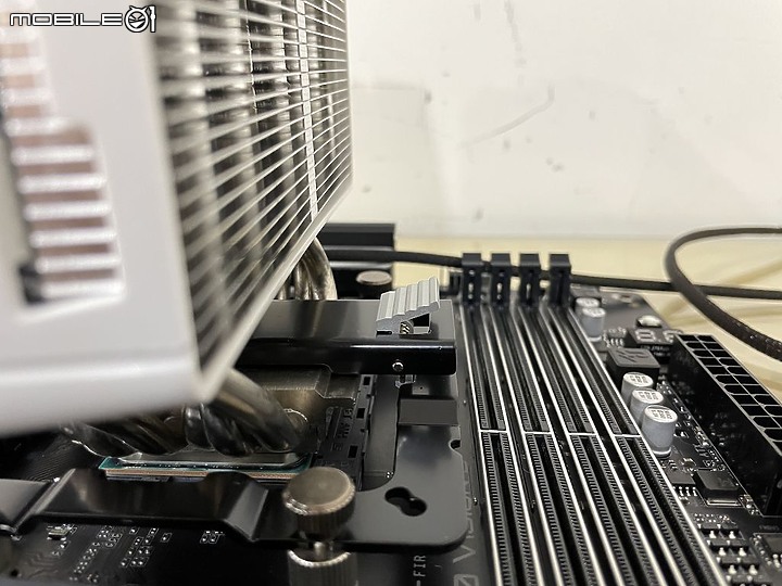 點我看大圖 單手專利快扣 CRYORIG 快睿 R5 單塔雙風扇安裝開箱