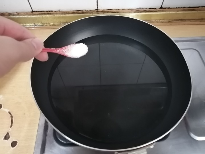 善用鍋底製作濃韻的川味牛肉麵
