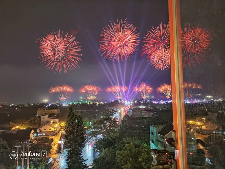ZF 7拍煙火 順便祝大家新年快樂~