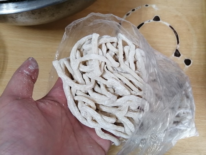 善用鍋底製作濃韻的川味牛肉麵