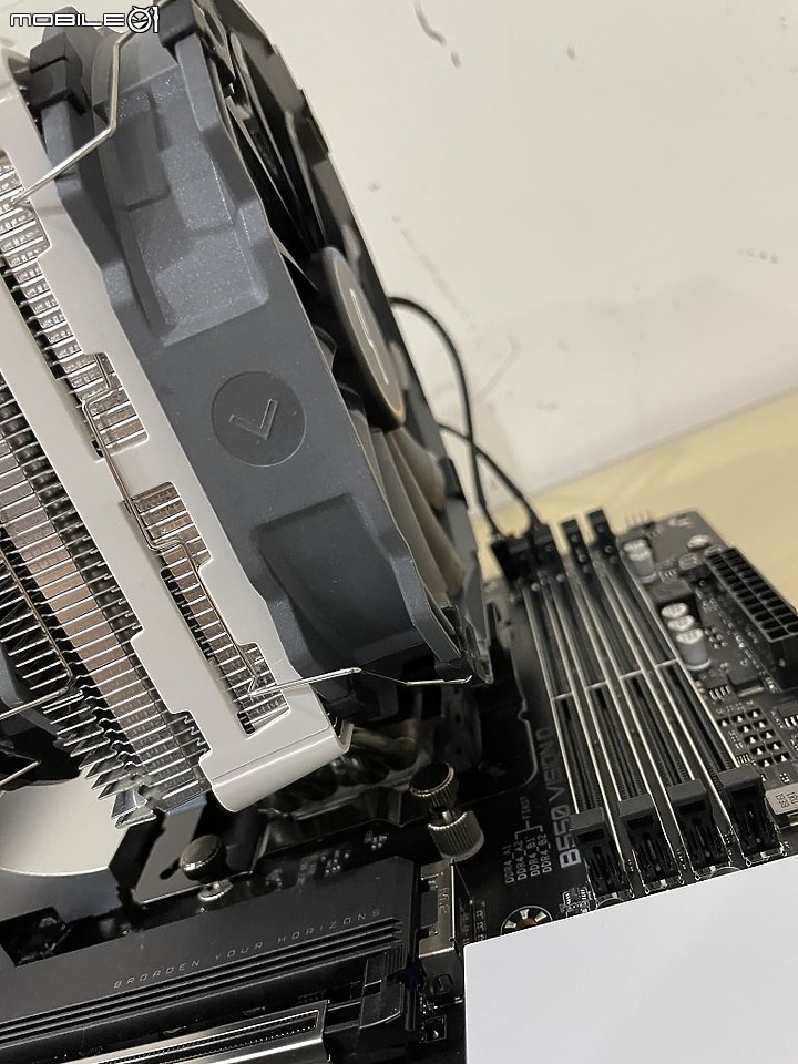 點我看大圖 單手專利快扣 CRYORIG 快睿 R5 單塔雙風扇安裝開箱