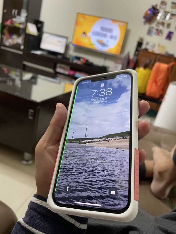 iPhone 12 pro max 螢幕綠線