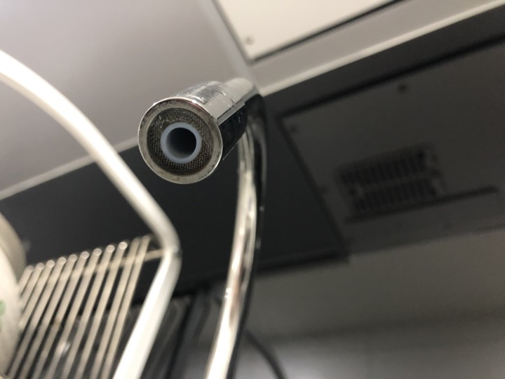 請教3M廚下型淨水器S004的出水鵝頸頭要怎麼拆卸 清濾網？