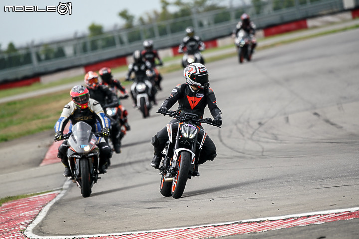 KTM 890 Duke R 公路與賽道試駕報告|久違的血脈噴張二輪猛獸