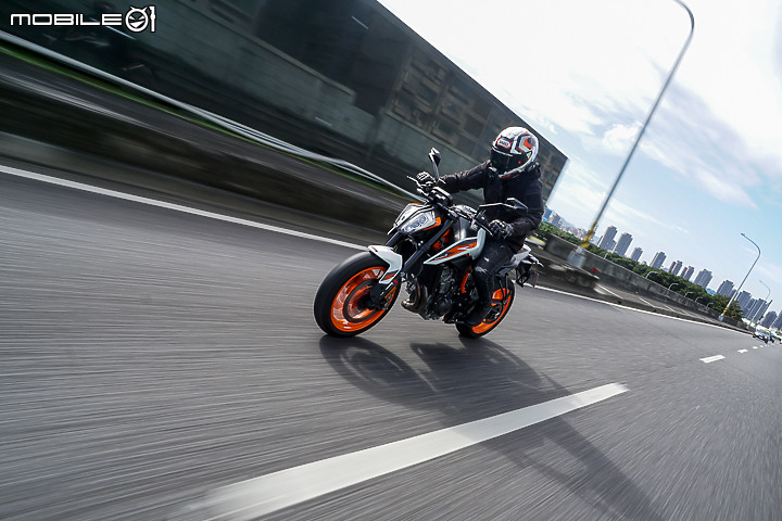 KTM 890 Duke R 公路與賽道試駕報告｜久違的血脈噴張二輪猛獸