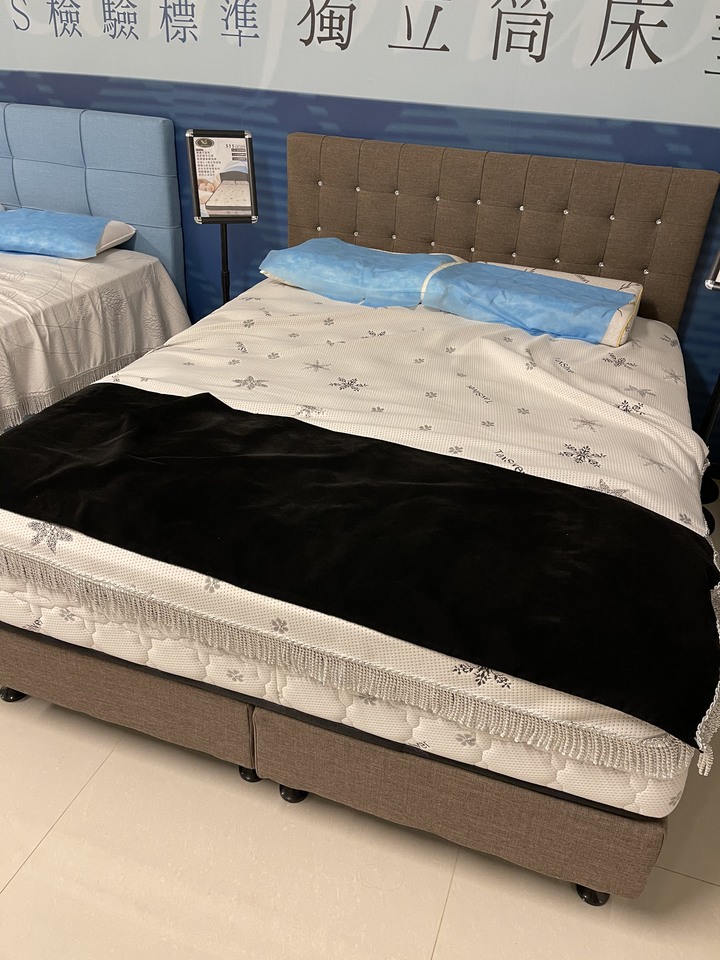 在坐又銘找到理想床墊耶🤣🤣