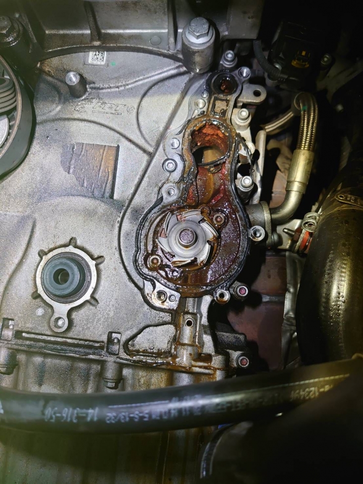 Fiat 500 維修分享 (壞了一個我沒想過的地方...oil filter housing)