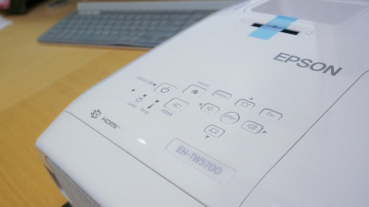 [體驗分享] EPSON EH-TW5700 一個替代家中電視還可以促進親子互動的好選擇!