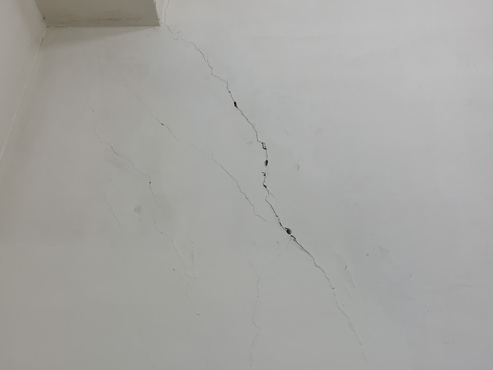 地震內外牆同位置裂痕