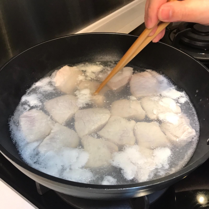 熱氣了吧？貓爪草煲豬橫脷！