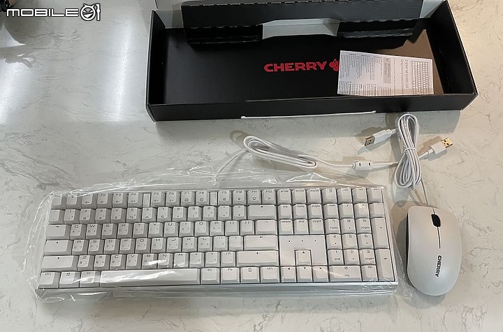 點我看大圖 德國工藝雪白信仰 Cherry MX Board 3.0S RGB 開箱
