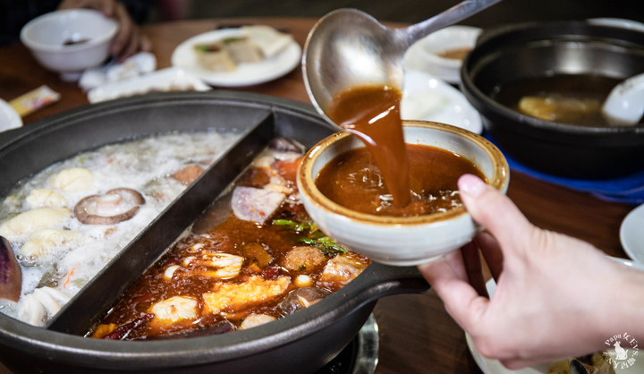 大紅燈籠 東北酸菜白肉鍋-鴛鴦麻辣鍋/個人獨享單鍋~ 水餃 捲餅 醬肘子 好吃