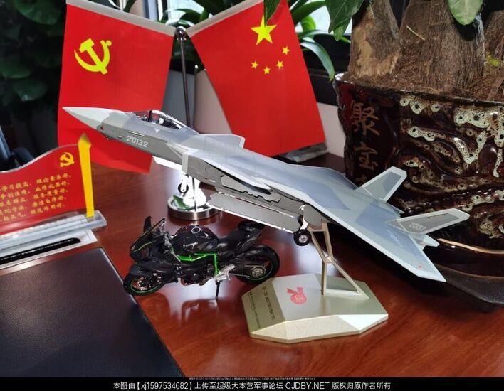 中國央视记者揭秘歼20：最多可以挂24枚导弹！