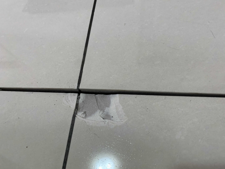 天氣太冷 家裡地板磁磚隆起爆掉