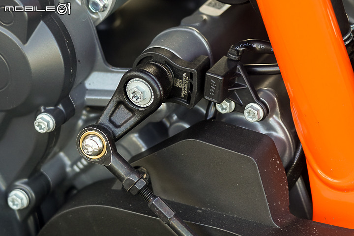 KTM 890 Duke R 公路與賽道試駕報告｜久違的血脈噴張二輪猛獸