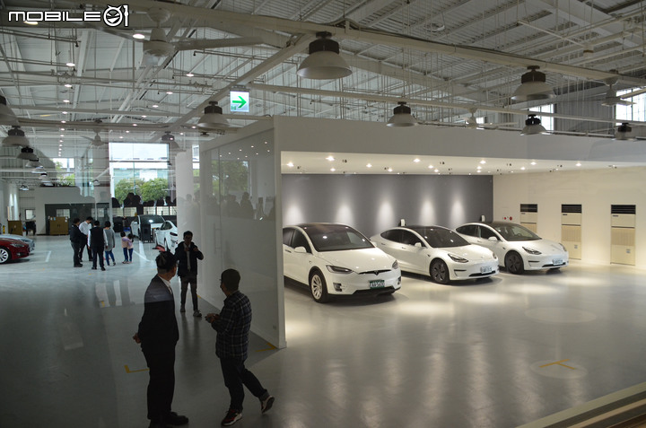 Tesla Center高雄服務體驗中心正式開幕,同時限量開放Model 3 白色內裝現貨車