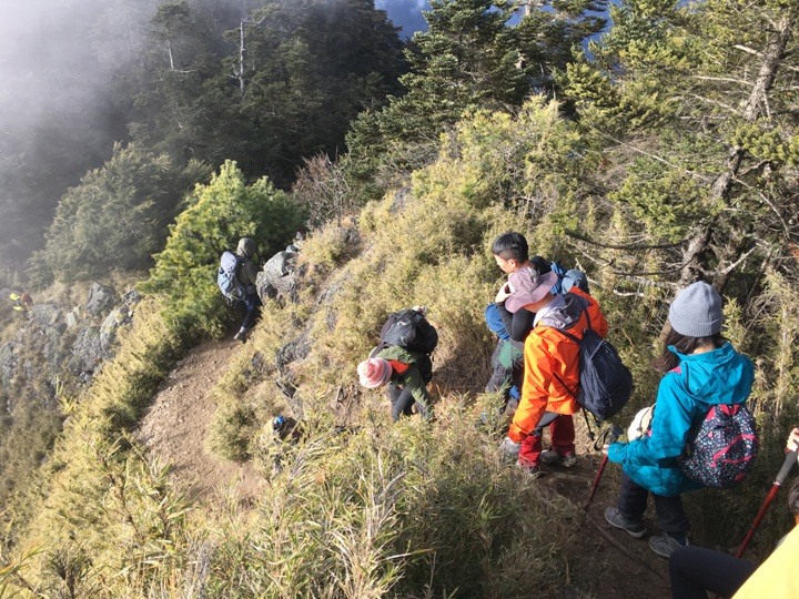 「坐車比爬山還累的百岳」-郡大山
