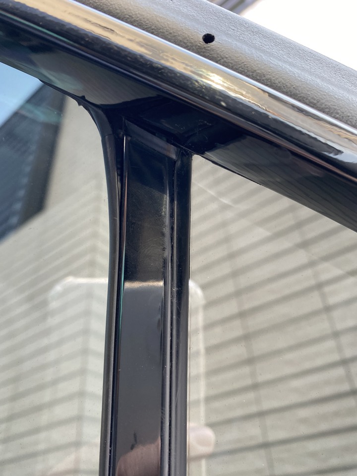 汽車後座窗戶風聲