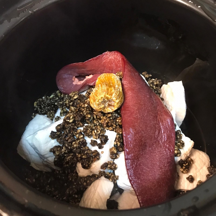 熱氣了吧？貓爪草煲豬橫脷！