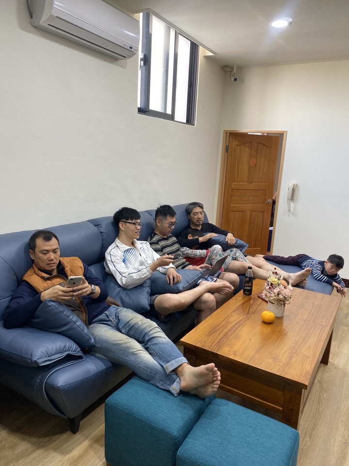 開箱:客廳改建的沙發分享文 (赫里亞沙發台南旗艦店)