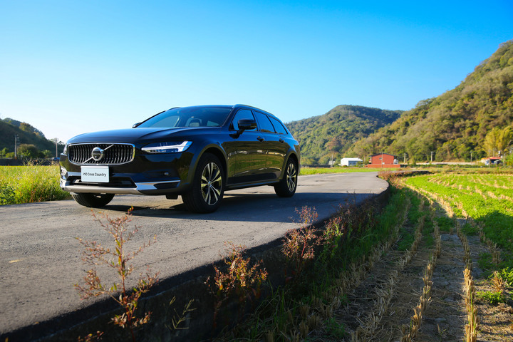 與陽光同行，看見VOLVO V90CC最美的另一面