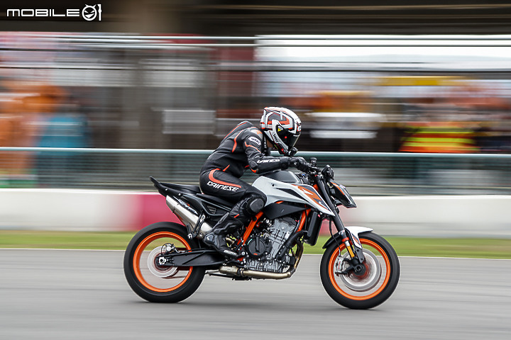 KTM 890 Duke R 公路與賽道試駕報告｜久違的血脈噴張二輪猛獸