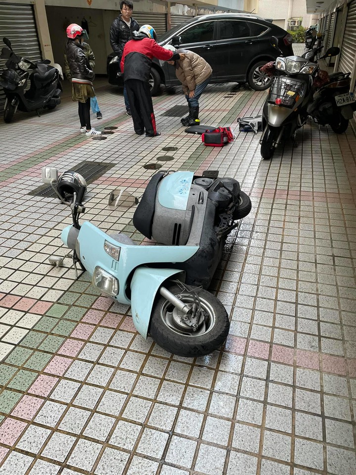 機車停自家門口,被自摔騎士撞倒,該如何處理?