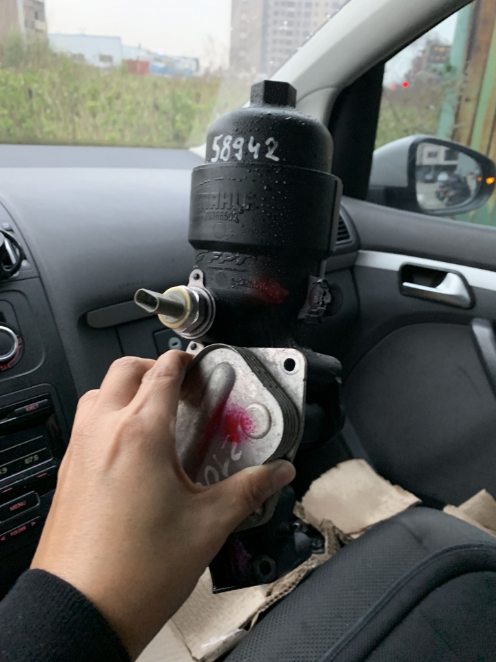 Fiat 500 維修分享 (壞了一個我沒想過的地方...oil filter housing)