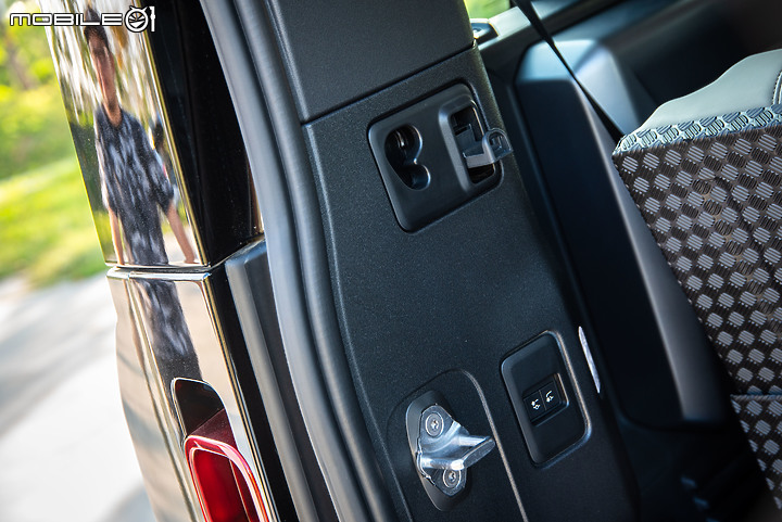 Land Rover New Defender P300 HSE試駕|冒險精神再續,性格依舊強悍的越野硬漢!