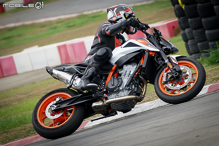 KTM 890 Duke R 公路與賽道試駕報告|久違的血脈噴張二輪猛獸