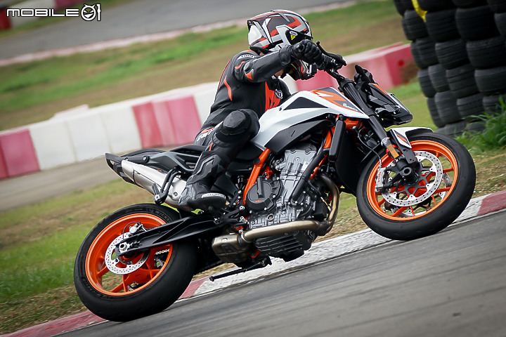 KTM 890 Duke R 公路與賽道試駕報告｜久違的血脈噴張二輪猛獸