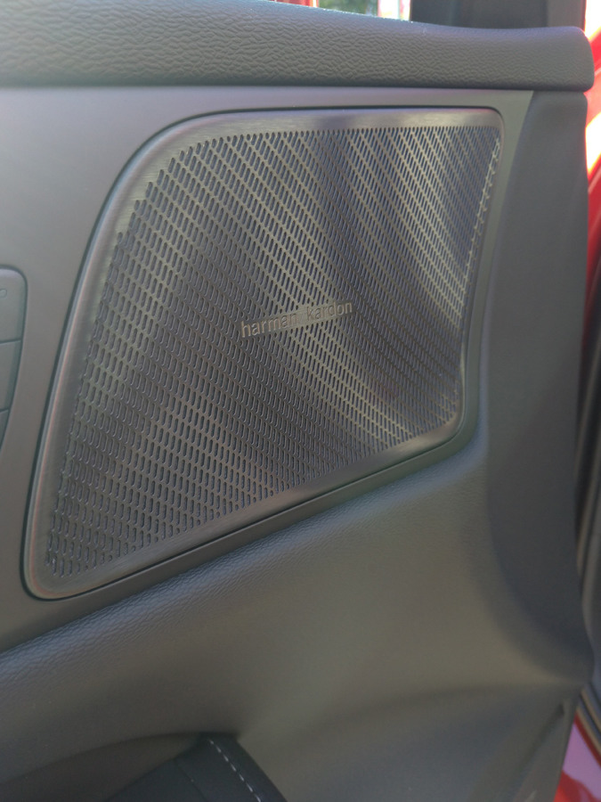 TESLA Model Y或VOLVO S60 PHEV，純電車與豪車的選擇(文長)