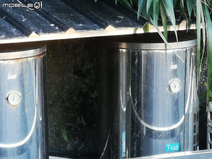 點我看大圖 電熱水器接縫處銹成這樣,正常嗎?