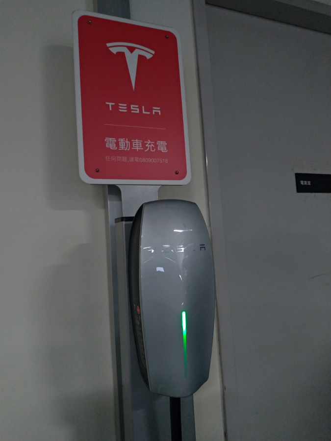 TESLA Model Y或VOLVO S60 PHEV，純電車與豪車的選擇(文長)