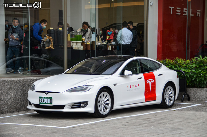Tesla Center高雄服務體驗中心正式開幕,同時限量開放Model 3 白色內裝現貨車